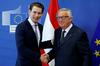 Avstrijski kancler Kurz je predsedniku Evropske komisije Junckerju predstavil svoje ideje o poenotenju migracijske politike v EU-ju, med katerimi je postavitev skupnega centra izven Unije za zavrnjene prosilce za azil in strožje varovanje zunanjih meja. Foto: Reuters