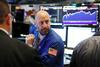 Na Wall Streetu je bil zadnji teden pozitiven, saj je Dow Jones pridobil skoraj tri odstotke. Nekateri analitiki poudarjajo, da se denar s trgov v razvoju seli v ZDA. Tuji vlagatelji so s trgov v razvoju v mesecu maju prodali za 12,3 milijarde dolarjev vrednostnih papirjev. Gre za največji odliv po novembru 2016. Foto: Reuters