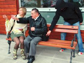 Pozor: s turisti prihajajo tudi žeparji
