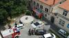 Protokol, ki poteka ob takšnih primerih obsega delo več interventnih služb, in sicer Policije, gasilske enote in delavcev Medicinske fakultete ali Veterinarske fakultete. Ob prijavi so prve aktivnosti policistov na kraju zavarovanje ožjega in širšega območja, po potrebi preusmeritev prometa, evakuacija iz objekta ter umik oseb/e, ki so bile v stiku s snovjo. Na kraju se opravi hitri test v smislu ugotavljanja prisotnosti eksplozivnih ali radioaktivnih snovi oziroma drugih nevarnih snovi. Po hitrem testu, se snov zavaruje in pošlje v analizo laboratorija Medicinske fakultete ali Veterinarske fakultete. Foto: Radio Koper