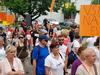 V SPSS-ju so zaradi nezadovoljstva z direktorico DU-ja Kranj organizirali protestni shod. V drugem sindikatu shodu ostro nasprotujejo, saj so zadovoljni, da jih vodi