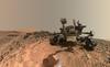 Nasin rover Curiosity na območju gore Sharp 5. avgusta 2015, malo po vrtanju za vzorcem. Rover ima maso 900 kilogramov, dolg je tri metre, širok 2,7 metra in 2,2 metra visok. Za energijo skrbijo plutonijevi elektronski elementi, ki toploto iz razpada radioaktivne snovi pretvarjajo v električno energijo. Foto: NASA/JPL-Caltech/MSSS