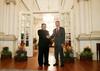 Kim se je po prihodu sešel s singapurskim premierjem in se mu zahvalil za trud pri pripravi srečanja s Trumpom. Foto: Reuters