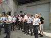 Pred zaporom na Povšetovi so se zbrali pravosodni policisti in drugi zaposleni v zaporu ter opozorili na nevzdržne delovne razmere. Pridružili so se jim tudi nekateri kolegi iz drugih zaporov, kjer je kadrovska stiska prav tako huda. Foto: MMC RTV SLO/Sabina Janičijević
