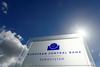 ECB bo zgornjo mesečno mejo za nakup obveznic najprej znižala s 30 na 15 milijard evrov, do konca septembra pa namerava program ukiniti. Foto: Reuters