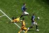 V 58. minuti je Antoine Griezmann padel v kazenskem prostoru, sodnik Andres Cunha pa se je po ogledu videoposnetka odločil za enajstmetrovko, ki jo je Griezmann zanesljivo spremenil v francosko vodstvo 1:0. Foto: Reuters