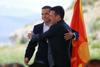 Grški premier Aleksis Cipras (levo) in makedonski premier Zoran Zaev (desno) sta se pred zgodovinskim podpisom objela, s čimer sta končala meddržavni spor o novem imenovanju Makedonije. Foto: Reuters