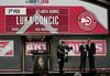 Dallas ni želel tvegati, da bi Luko Dončića kot četrtega izbral Memphis, zato se je dogovoril z Atlanto, ki je izbirala kot tretja. Foto: EPA