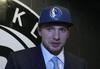 Luka Dončić si je v Brooklynu najprej nadel rdečo čepico Atlante, nato pa jo je zamenjal s temnomodro Dallasovo. Foto: MMC RTV SLO