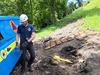 Vse najdene bombe so z zaščitenim vozilom in ob vseh varnostnih ukrepih prepeljali v začasno skladišče. Foto: Darko Zonič