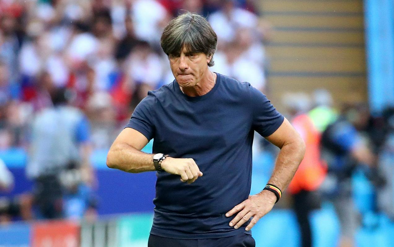Joachim Löw ostaja na klopi Nemčije kljub zgodovinskemu neuspehu s Španijo. Tako hudega poraza namreč nemška reprezentanca ni doživela od leta 1931. Foto: Reuters Joachim Löw ostaja na klopi Nemčije kljub zgodovinskemu neuspehu s Španijo. Tako hudega poraza namreč nemška reprezentanca ni doživela od leta 1931. Foto: Reuters