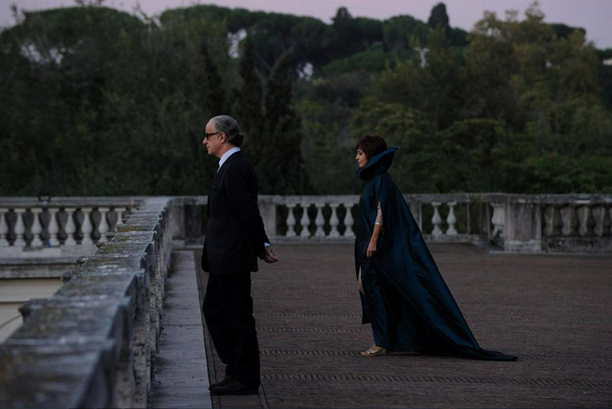 Avgustovski cikel italijanskega kina bo sklenila Neskončna lepota, Sorrentinov portret blišča in bede sodobne rimske družbe. Italijanski režiser je zanj prejel Evropsko filmsko nagrado za najboljši film ter zlati globus in oskarja za najboljši tujejezični film. Neskončna lepota je Sorrentinu prinesla oskarja za najboljši tujejezični film in postal evropski film leta. Foto: Kinodvor