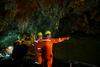 Osem dni po izginotju reševalci iz več držav poskušajo z obsežno iskalno akcijo najti 12 pogrešanih fantov in njihovega trenerja. Foto: Reuters