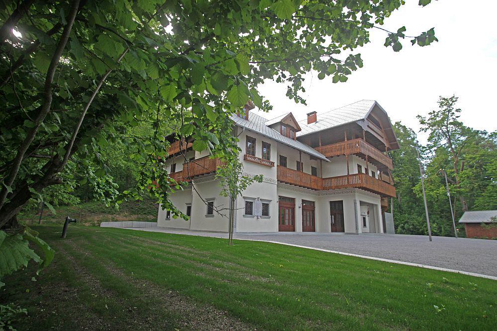 V okviru razstave Švicarija: skupnost, umetnost in narava so na ogled dela naslednjih umetnikov: Nika Autor, Stojan Batič, Dragica Čadež, Jure Detela, Meta Grgurevič, France Gruden, Sergej Kapus, Janez Lenassi, Karel Plemenitaš, Karel Putrih, Drago Tršar, Dušan Tršar, Lujo Vodopivec in Bilal Yilmaz. Foto: BoBo V okviru razstave Švicarija: skupnost, umetnost in narava so na ogled dela naslednjih umetnikov: Nika Autor, Stojan Batič, Dragica Čadež, Jure Detela, Meta Grgurevič, France Gruden, Sergej Kapus, Janez Lenassi, Karel Plemenitaš, Karel Putrih, Drago Tršar, Dušan Tršar, Lujo Vodopivec in Bilal Yilmaz. Foto: BoBo