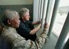 Nelson Mandela leta 1998 ob vnovičnem obisku svoje celice številka 7 s takratnim ameriškim predsednikom Billom Clintonom. Foto: AP