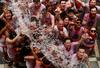 Udeleženci otvoritve, oblečeni v tradicionalne bele majice, so navdušeno proslavili začetek enotedenskega festivala. Foto: Reuters
