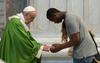 V Italiji se proti rasizmu borijo nekateri katoliški duhovniki (na fotografiji je papež Frančišek). Foto: Reuters