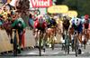 Fernando Gaviria (desno, v modrem dresu) je dobil troboj z Andrejem Greiplom (v sredini) in Petrom Saganom (levo). Foto: Reuters