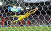 Hugo Lloris ob obrambi v 21. minuti polfinala z Belgijo