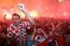 V Zagrebu so hrvaški navijači zgodovinsko uvrstitev v finale proslavljali še dolgo v noč. Foto: Reuters