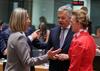 Zasedanje zunanjih ministrov v Bruslju. Visoka predstavnica Evropske unije za skupno zunanjo in varnostno politiko Federica Mogherini v pogovoru z belgijskim zunanjim ministrom Didierjem Reyndersom in hrvaško ministrico Marijo Pejčinović Burić. Foto: EPA