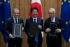 Predsednik Evropskega sveta, japonski premier in predsednik Evropske komisije so v Tokiu podpisali 86 milijard evrov vreden prostotrgovinski sporazum, s katerim bodo odpravili 99 odstotkov carin v medsebojnem trgovanju. Foto: Reuters