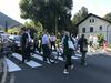 Kakšnih 50 protestnikov se je med 8. in 9. uro sprehajalo po prehodu za pešce v Mislinji. Foto: Radio Slovenija/Metka Pirc