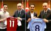 Maja sta nemška reprezentanta Mesut Özil in Ilkay Gündogan turškemu predsedniku izročila svoja klubska dresa, s čimer se je sprožil plaz. Erdogan je bil znova sredi predvolilne kampanje, katere pa v Nemčiji ni smel javno izvajati, razklanosti turške skupnosti v Nemčiji pa se je nalezla še celotna nemška javnost. Foto: Reuters