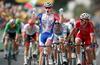 Arnaud Demare je bil najmočnejši v ciljnem šprintu 18. etape, zmaga pa je prišla le dan po tem, ko ga je Andre Greipel prek Twitterja obtožil, da se je v gorski 17. etapi na nepošten način (pomagala naj bi mu vozila organizatorjev dirke) izognil časovni zapori. Greipel je pozneje tvit zbrisal, toda škoda je bila narejena in Demare je bil zaradi teh obtožb zelo jezen. Foto: Reuters