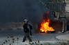 Boji med palestinskimi protestniki in izraelskimi vojaki v vasi Kobar v bližini Ramale na Zahodnem bregu. Foto: Reuters