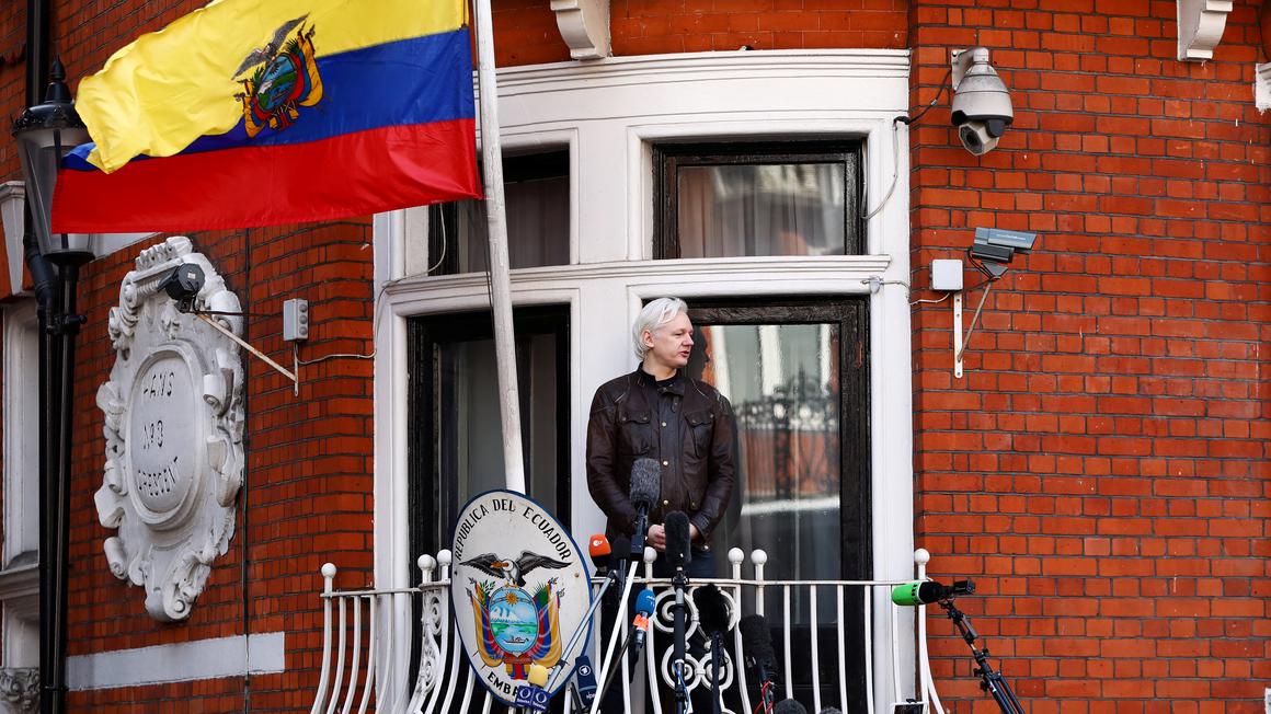 Ekvadorski predsednik: Julian Assange bo moral oditi z 