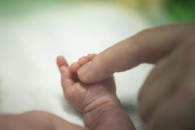 Novorojenčki bodo od jeseni testirani na 20 redkih bolezni