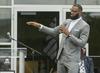 LeBron James je spregovoril na slovesnosti v domačem Akronu v zvezni državi Ohio, kjer s svojo fundacijo podpira javno šolo; na njej z obogatenim programom dajejo priložnosti otrokom na številnih področjih, ne samo na športnih. Foto: AP