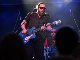 Blues rock s ščepcem antimaterializma