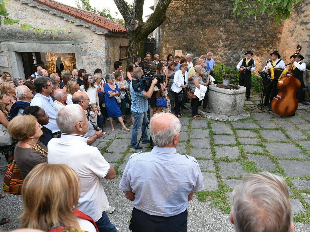 Odprtje razstave skupine Gmajna v Kraški hiši