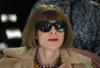 Anna Wintour, ki je znana po svoji brezhibni paževski pričeski in velikih sončnih očalih, je velika ljubiteljica krzna. Zato je postala tarča kritik borcev za pravice živali, vsa leta pa vztrajajo tudi kritike, da ima elitistične poglede na lepoto, saj Vogue meri predvsem na bogate in vitke ženske. Foto: EPA