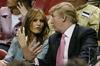 Melania in Donald Trump sta bila v preteklosti redna gosta tekem v newyorškem Madison Square Gardnu. A kot predsednik ZDA je Trump že prejel košarico NBA-prvakov Golden Stata, pri čemer se je najbolj izpostavil Stephen Curry, ki je bil nato tarča Trumpovih tvitov. Zdaj se je ameriški predsednik spustil še v besedni dvoboj z LeBronom Jamesom. Foto: EPA