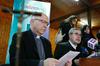 Predsednik čilske škofovske konference Santiago Silva s svojim tajnikom, škofom Fernandom Ramosom, na tiskovni konferenci v Punti de Tralca. Foto: Reuters