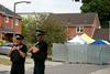Po petih mesecih so britanski preiskovalci prišli do dveh Rusov, ki naj bi zastrupila Sergeja in Julijo Skripal. Na fotografiji policista pred hišo Skripala v Salisburyju. Foto: Reuters