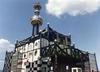 Dunajska sežigalnica, katere zunanjo podobo je oblikoval Hundertwasser, je postala eden izmed zaščitnih znakov mesta. Foto: Ernst Schauer