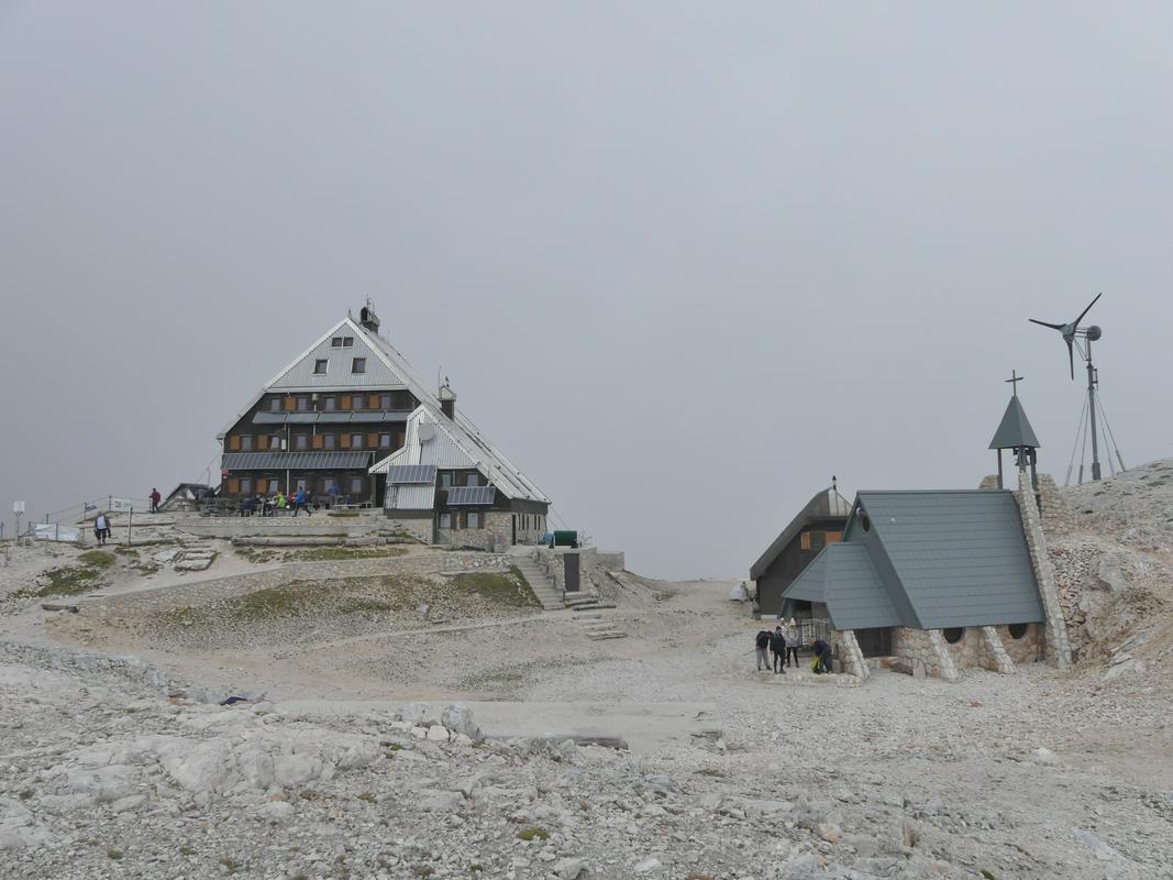 Arso je že začel projektiranje za posodobitev svojih prostorov na Kredarici. Pred dnevi so tako podpisali pogodbo za izdelavo dokumentacije za prenovo prostorov na Kredarici. Kot dodaja Gregor Sluga, imajo arhitekti trenutno navodilo, da projektirajo z obnovljivimi viri, saj je elektrifikacija še v zraku in je težko napovedati, ali bo projekt lahko uresničen. Foto: Ksenja Tratnik/MMC RTV SLO Arso je že začel projektiranje za posodobitev svojih prostorov na Kredarici. Pred dnevi so tako podpisali pogodbo za izdelavo dokumentacije za prenovo prostorov na Kredarici. Kot dodaja Gregor Sluga, imajo arhitekti trenutno navodilo, da projektirajo z obnovljivimi viri, saj je elektrifikacija še v zraku in je težko napovedati, ali bo projekt lahko uresničen. Foto: Ksenja Tratnik/MMC RTV SLO