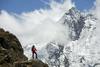 Mount Everest je visok 8.848 metrov in leži na severnem robu nacionalnega parka Sagarmatha v pokrajini Khumbu v Nepalu. Foto: EPA