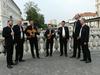 Klapa Kampanel je letošnje poletje že večkrat nastopila v Sloveniji. Tukaj jih vidimo, kako so na Tromostovju prepevali a cappella pesem Moja, ki jo v originalu izvajajo Modrijani. Mimoidoči so se ustavljali in z veseljem prisluhnili mini dalmatinskemu koncertu. Foto: MMC RTV SLO/Tanja Mojzer
