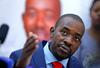 Vodja opozicije Nelson Chamisa je prepričan, da je na volitvah dobil 56 odstotkov glasov. Tuji opazovalci medtem opozarjajo na nadzor vladajoče stranke nad vladnimi telesi, mediji in varnostnimi silami. Foto: Reuters
