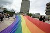 Podporniki pravic LGBT-skupnosti so se pred razglasitvijo razsodbe zbrali pred prostori kostariškega vrhovnega sodišča. Foto: Reuters