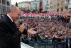 Predsednik Erdogan je v nagovoru množici dejal, da je Turčija jezna zaradi ravnanja ZDA, ki so