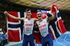 Brata Jakob (levo) in Henrik Ingebrigtsen se veselita zlate in srebrne medalje na 5.000 m. Foto: EPA