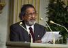 Britanski pisatelj Vidiadhar Surajprasad Naipaul je pisal o malih ljudeh in propadajočih cesarstvih. Foto: EPA