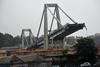 200-metrski del viadukta Morandi se je zrušil 14. avgusta med nevihto, z njim je 45 metrov v globino zgrmelo več kot 30 avtomobilov in tovornjakov. V tragediji je umrlo 43 ljudi. Foto: EPA