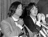 John Lennon in Paul McCartney leta 1968, njuna sinova pa sta na fotografiji spodaj pozirala 50 let kasneje. Foto: AP